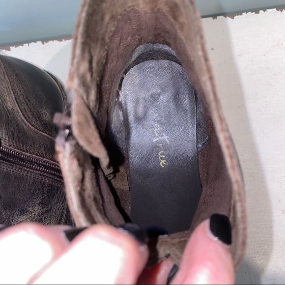 Diba Tru genuine leather, pointed toe, side zipper, worn looking short boots - Picture 7 of 10